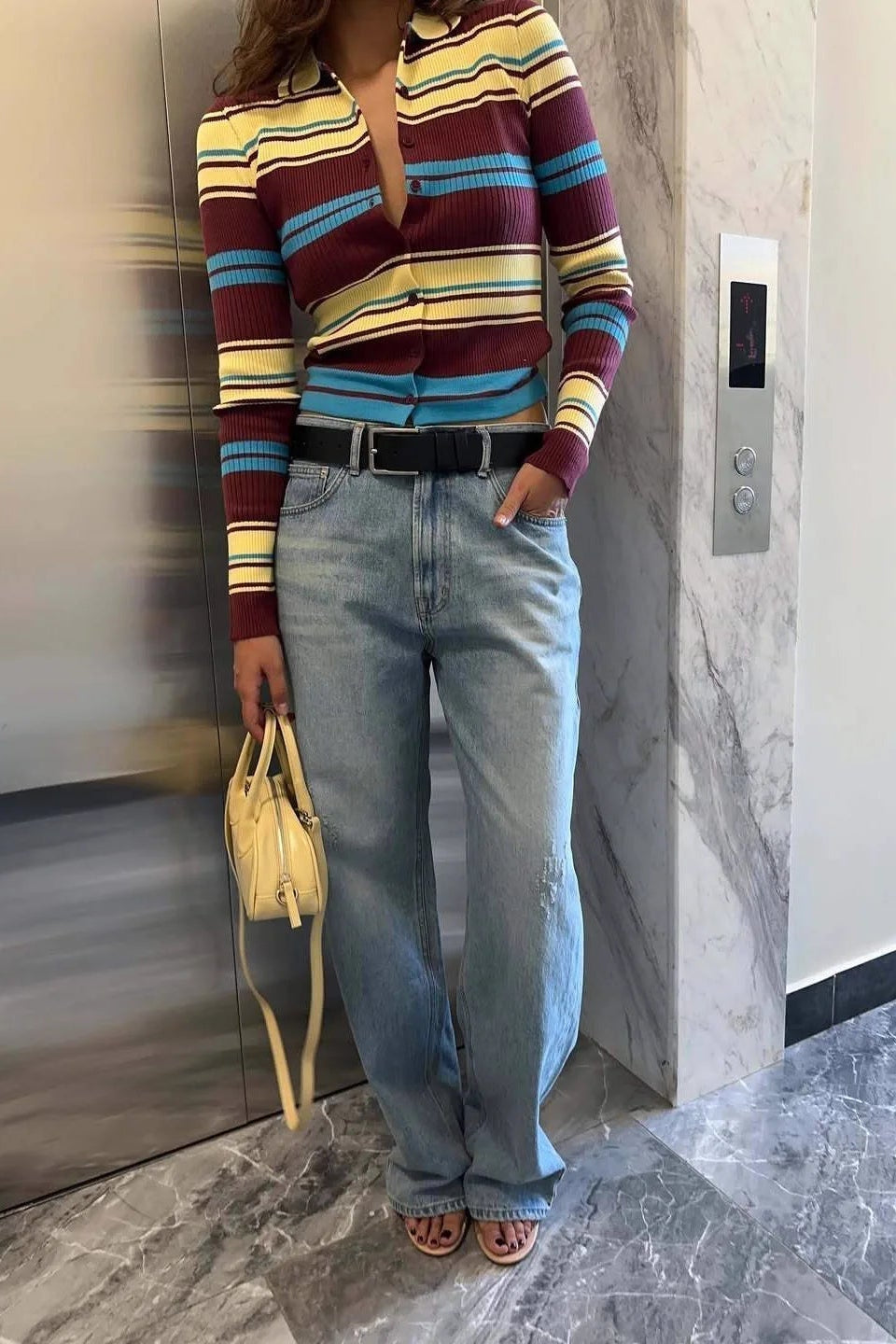 Gestreifte Strickjacke mit einreihiger Knopfleiste