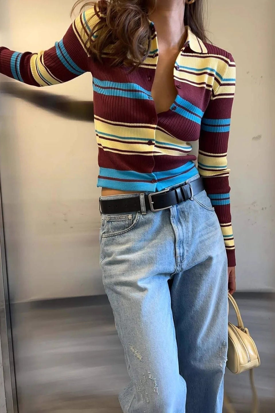 Gestreifte Strickjacke mit einreihiger Knopfleiste