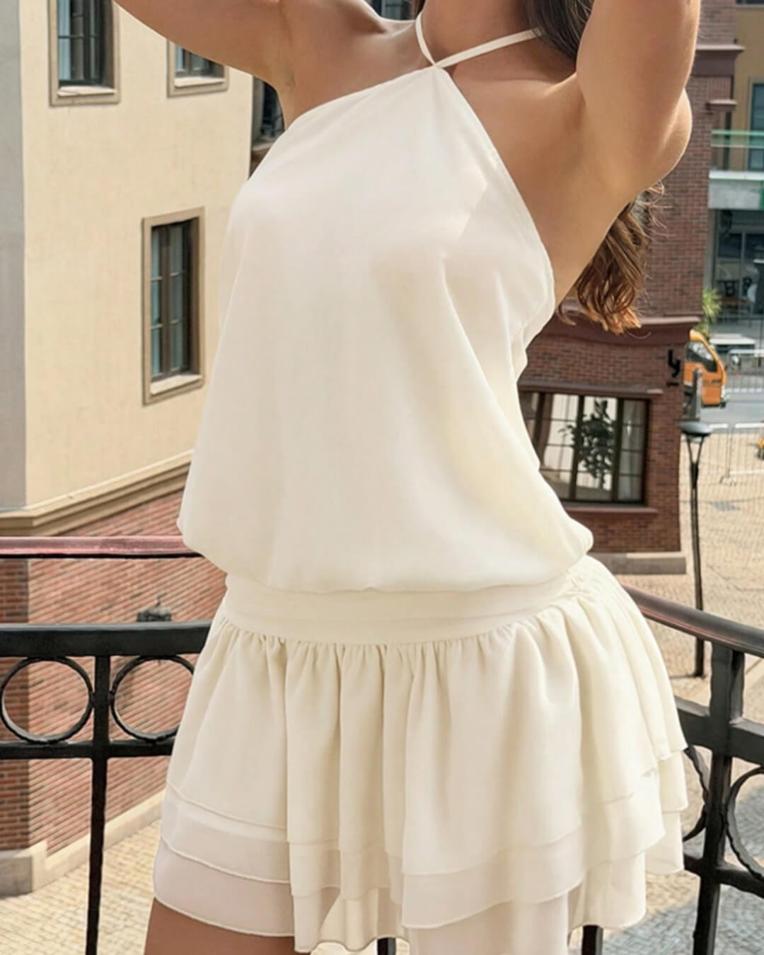 Lily – Rückenfreies Neckholder-Minikleid