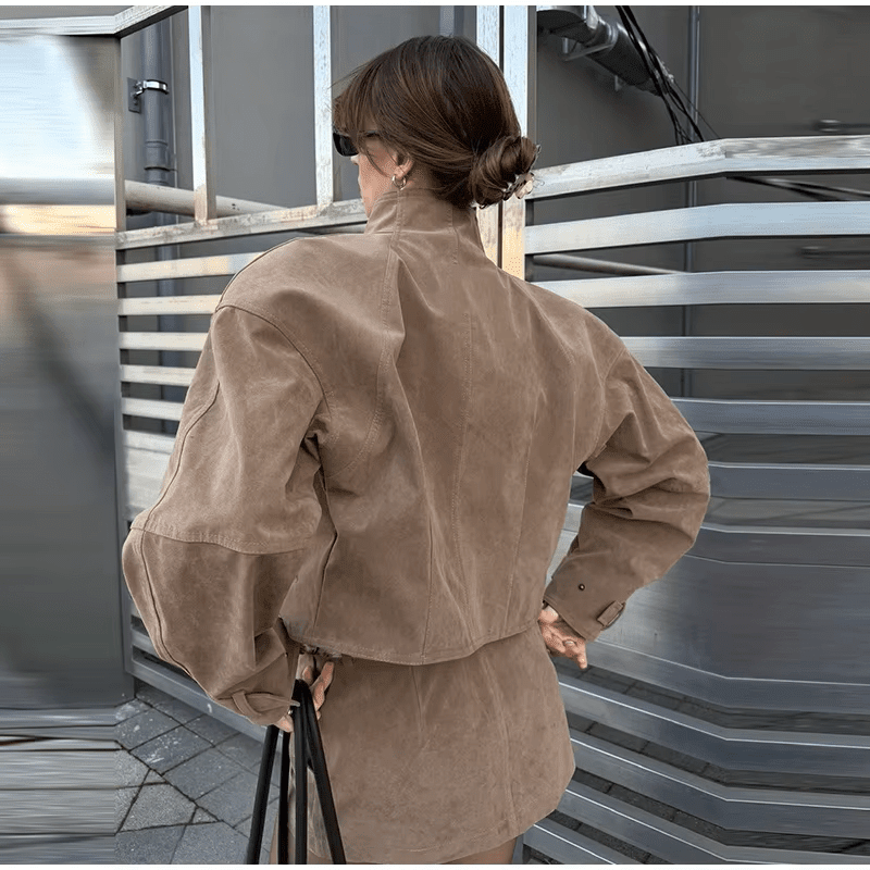 Set aus Kurzjacke in Wildlederoptik und Minirock