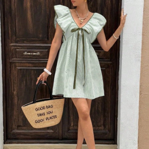 Tahlia – Gestreiftes Minikleid mit V-Ausschnitt und Rüschen