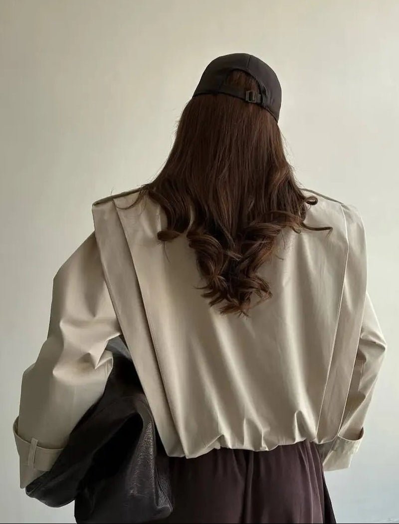 Taillierter plissierter Trenchcoat mit hohem Kragen
