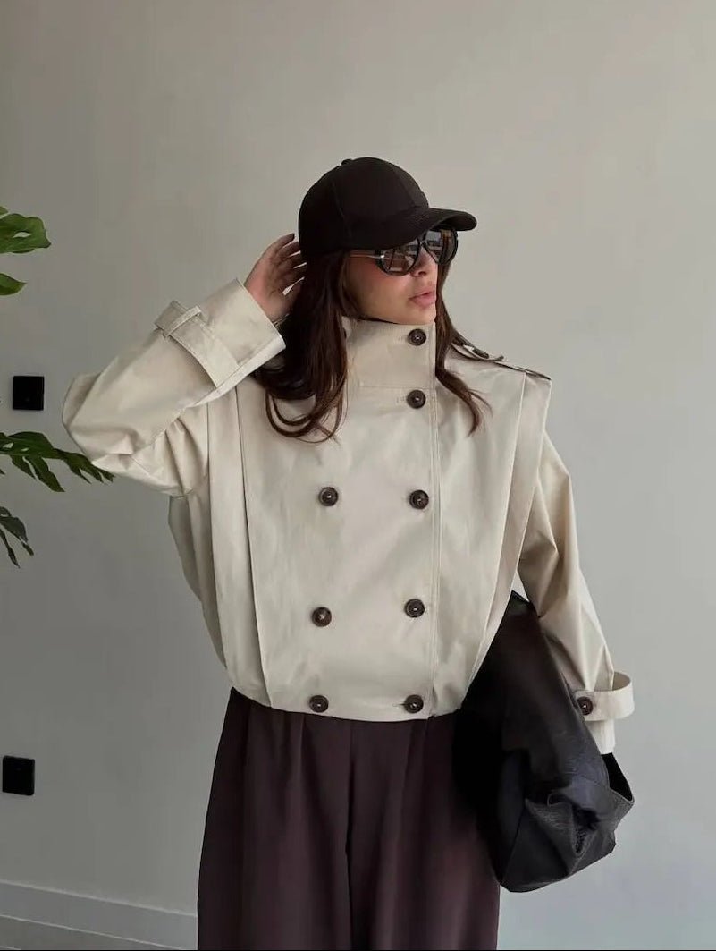 Taillierter plissierter Trenchcoat mit hohem Kragen