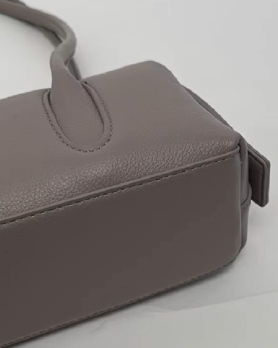 Zylindrische Kunstleder-Schultertasche im Vintage-Stil