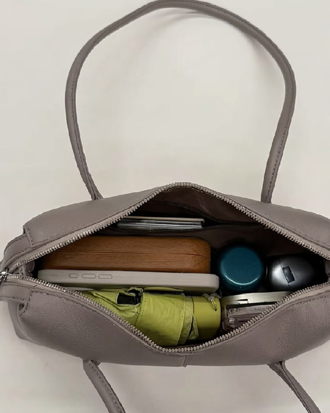 Zylindrische Kunstleder-Schultertasche im Vintage-Stil