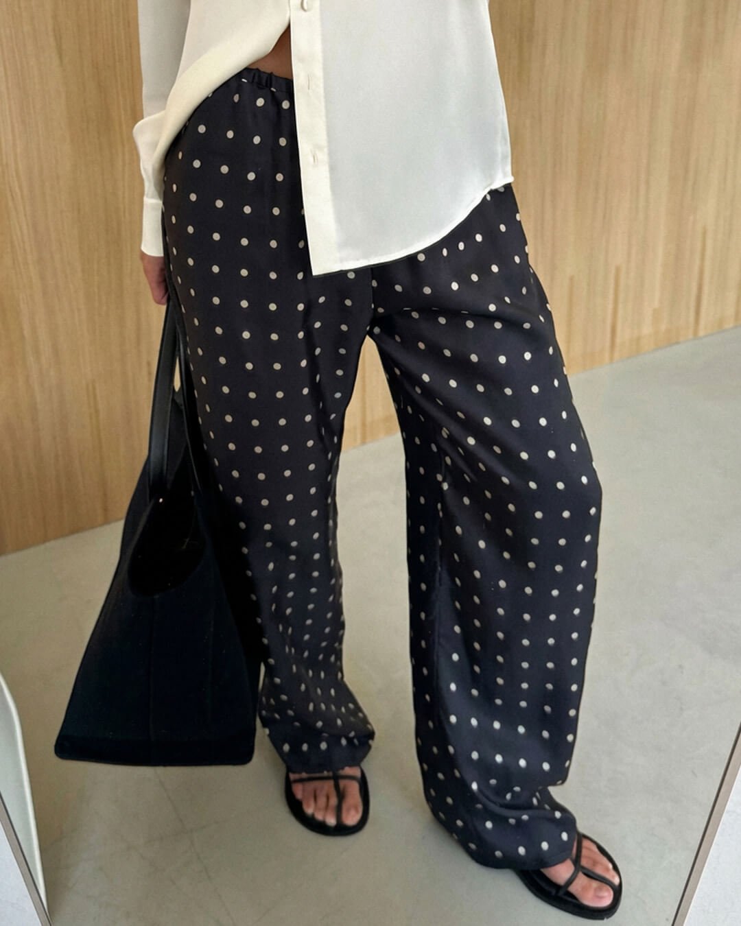 Mila – Satinhose mit weitem Bein und Polka-Dots