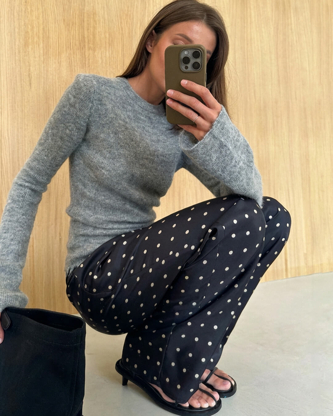 Mila – Satinhose mit weitem Bein und Polka-Dots