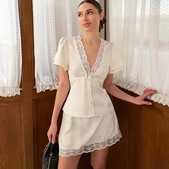 Blusa in raso con pizzo e bottoni a maniche corte