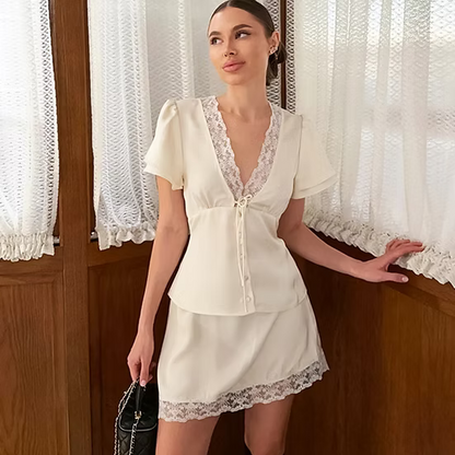 Blusa in raso con pizzo e bottoni a maniche corte