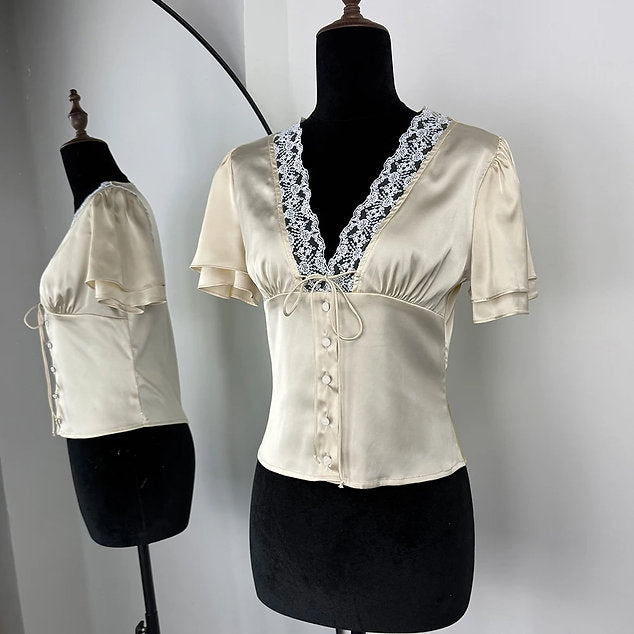 Blusa in raso con pizzo e bottoni a maniche corte