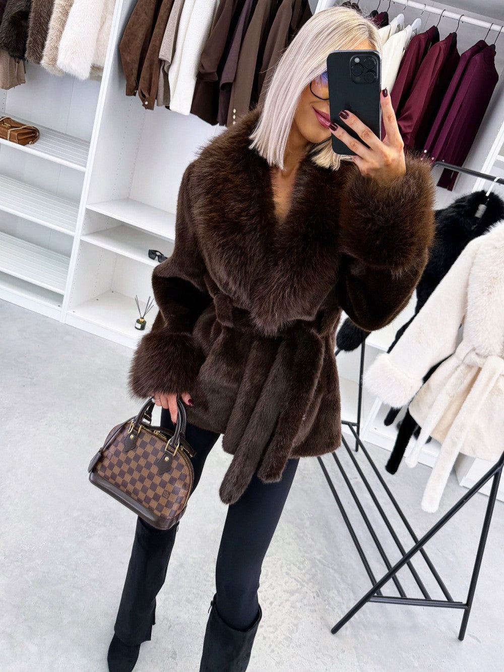 Manteau oversize ceinturé en fausse fourrure élégant