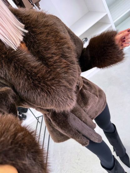 Manteau oversize ceinturé en fausse fourrure élégant