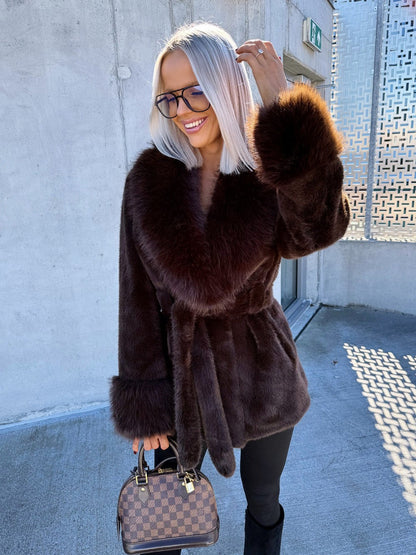 Manteau oversize ceinturé en fausse fourrure élégant