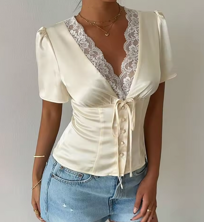 Blusa in raso con pizzo e bottoni a maniche corte