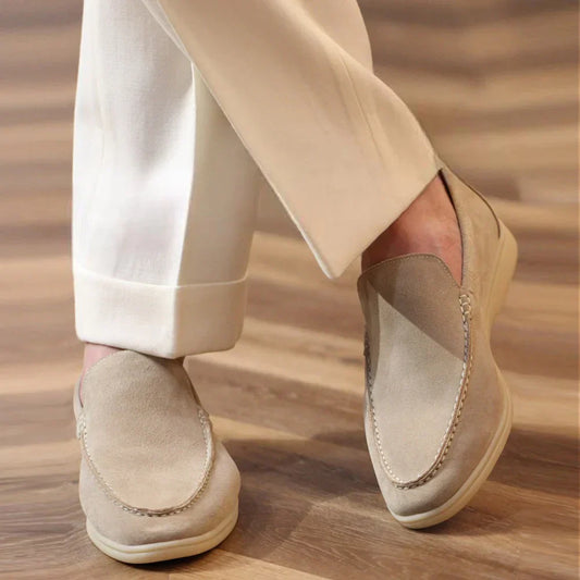 Stylische moderne Slipper-Loafer aus Wildleder