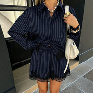 Ensemble short avec manches longues à fines rayures et bordure en dentelle