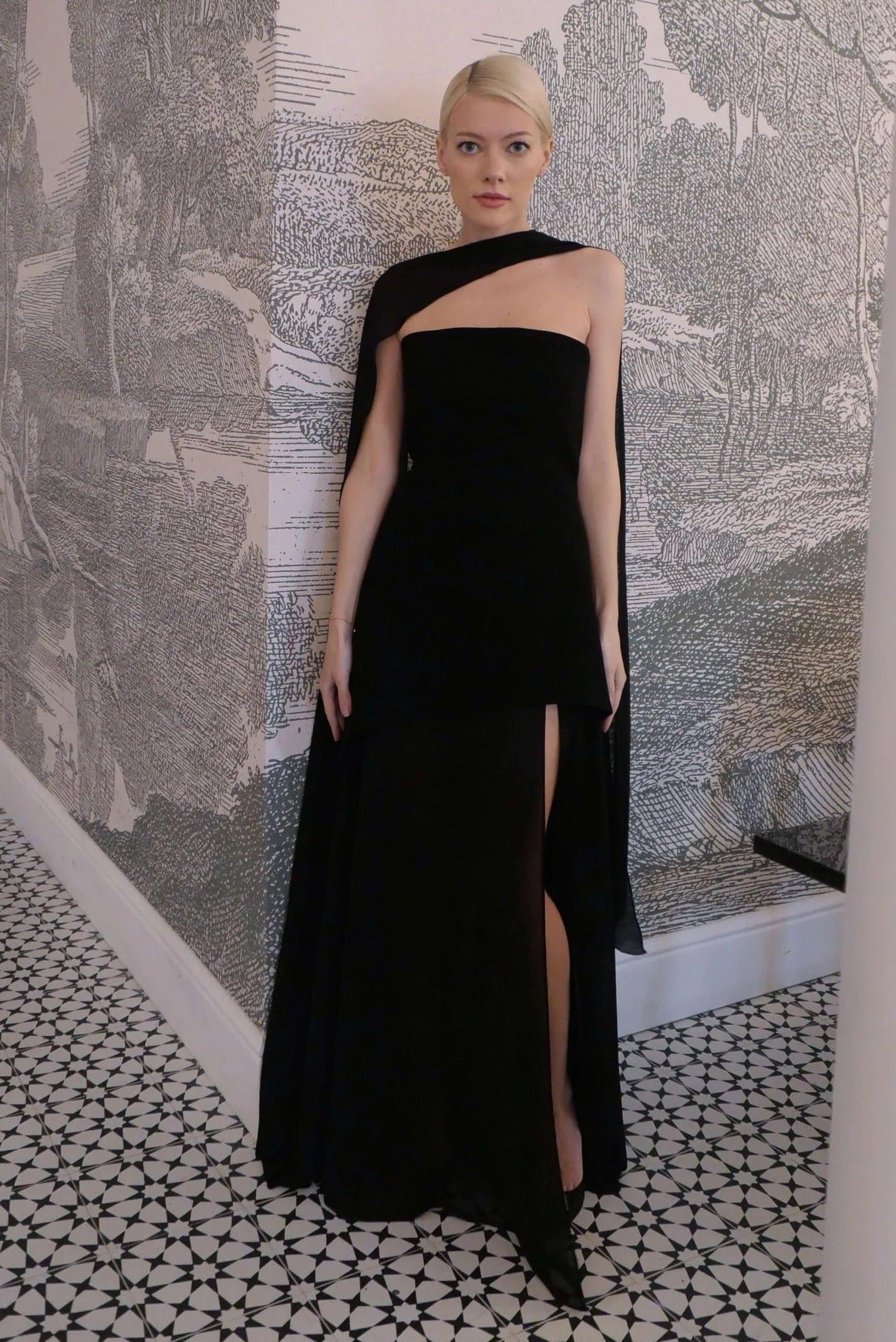 Adela – Asymmetrisches Transparentes Maxi-Kleid mit Schal