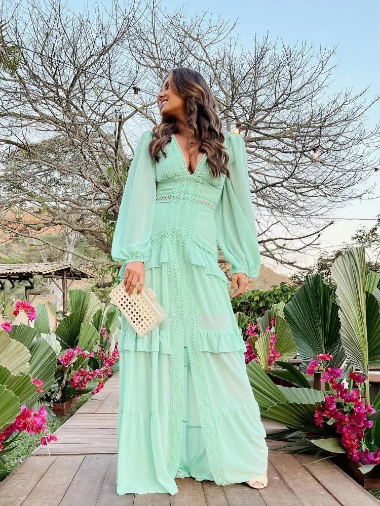 Lucy – Maxikleid mit tiefem V-Ausschnitt und Rüschen