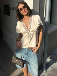 Mia – Satinbluse mit Spitzenbesatz