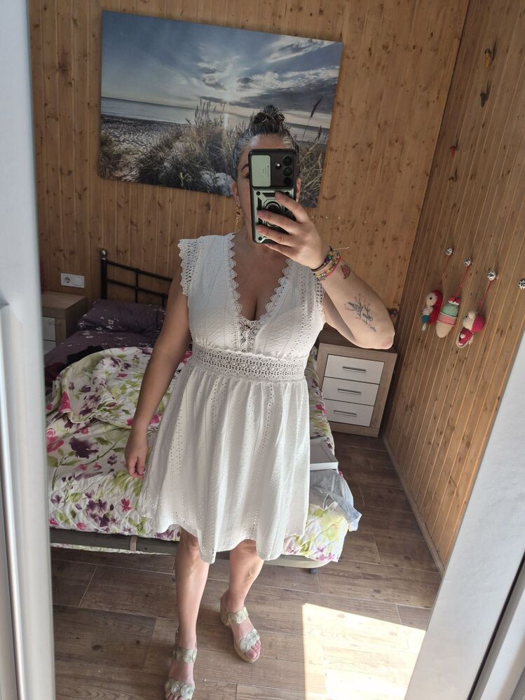 Französisches Spitzen-Kleid mit V-Ausschnitt und Passform