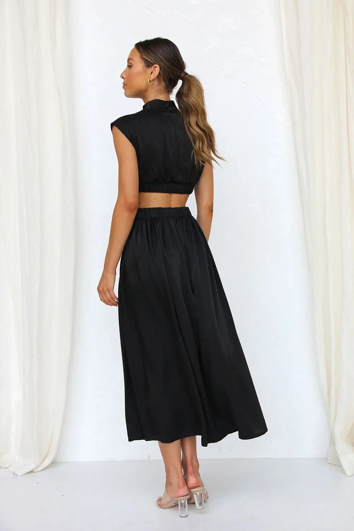Midikleid mit Stehkragen und Cut-Out