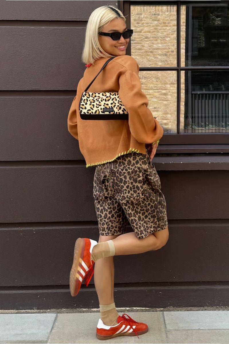 Leoprint knielange Shorts mit tiefer Taille