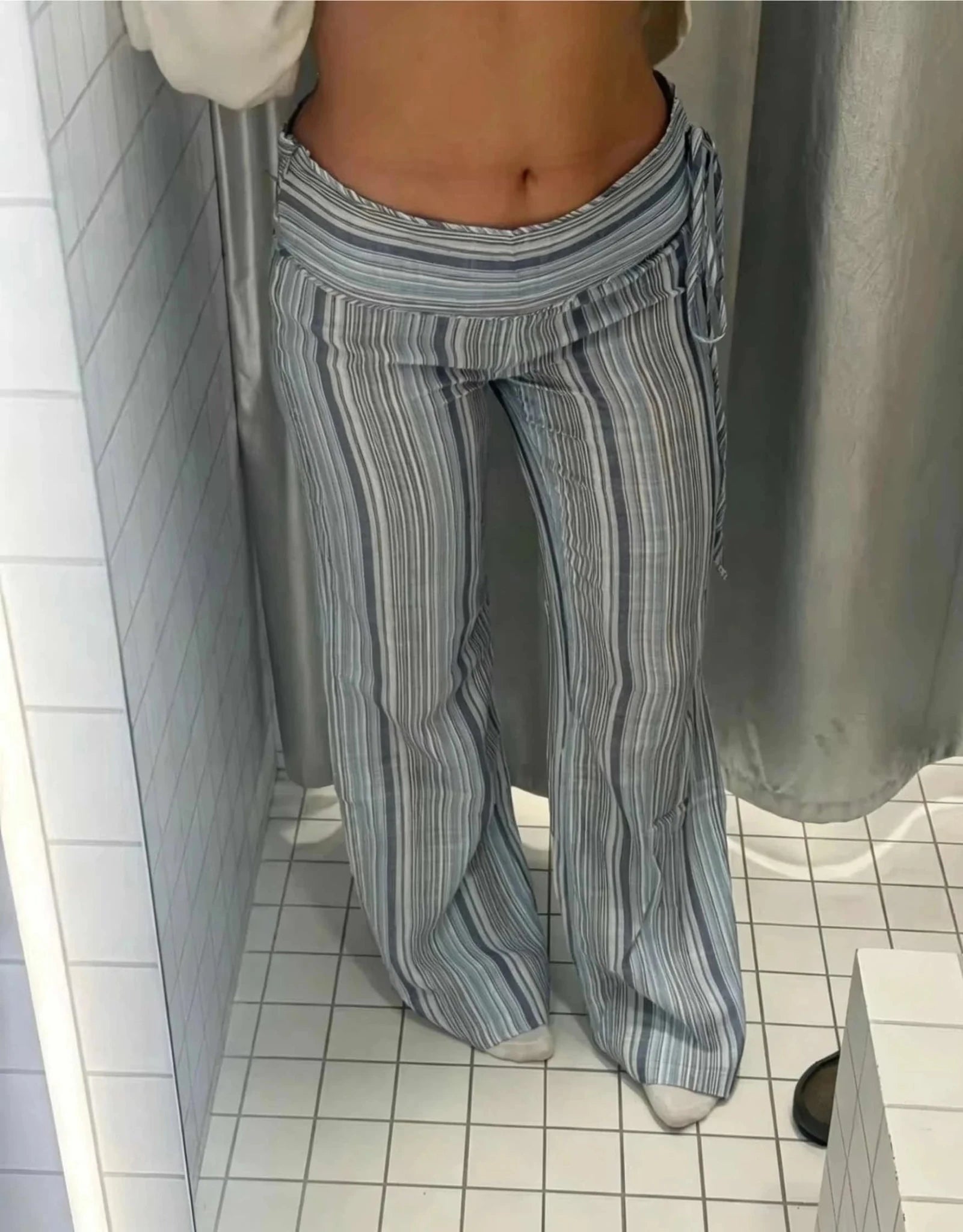 Leichte, gestreifte Low-Rise-Hose