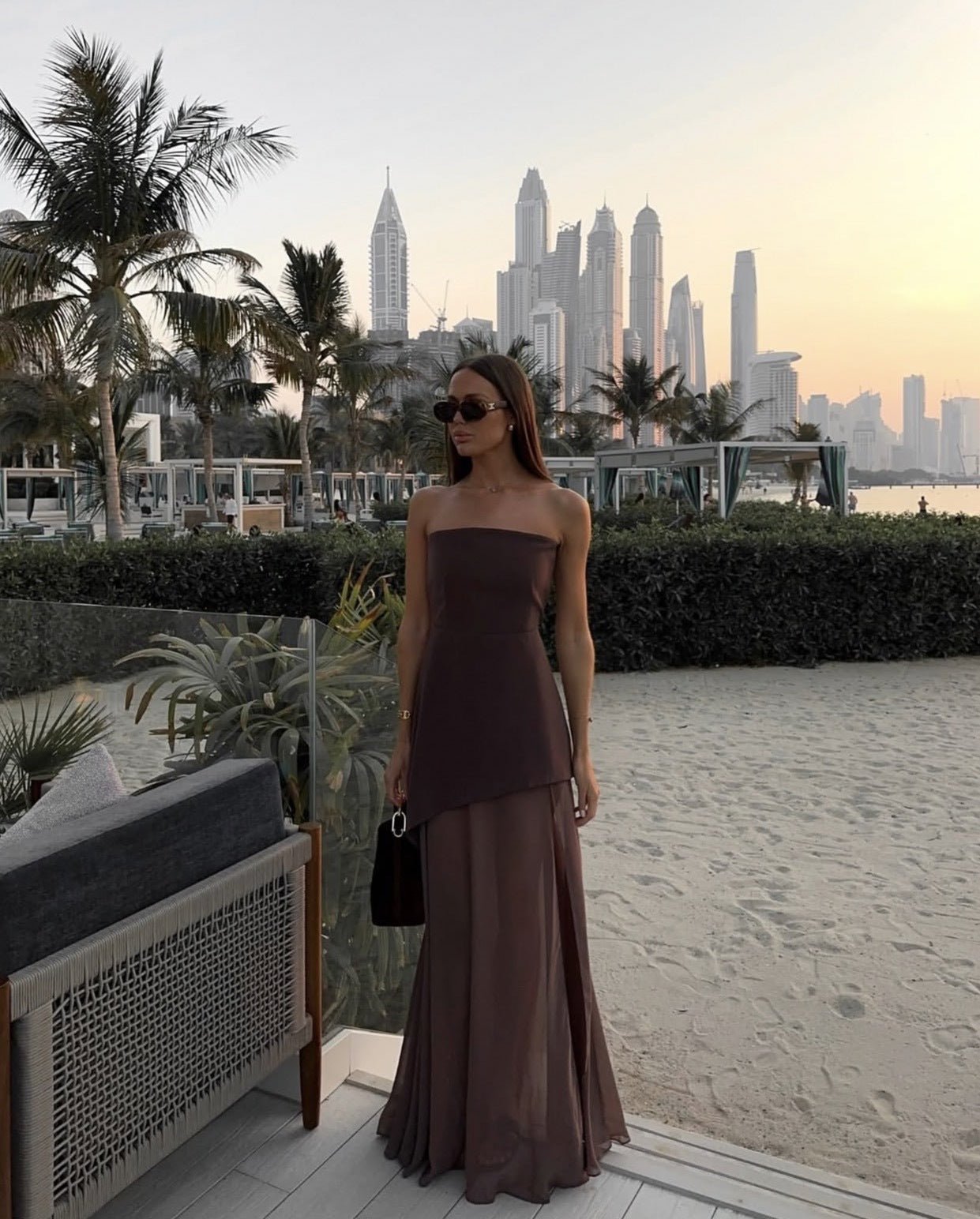 Transparentes, asymmetrisches, trägerloses Maxikleid
