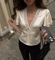 Teresa – Kurzarm-Spitzen-Satin-Bluse mit Knöpfen