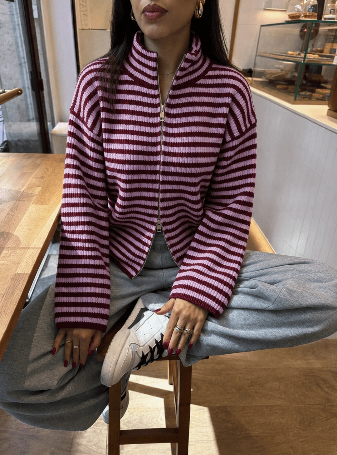 Gestreifter Strickpullover mit hohem Kragen