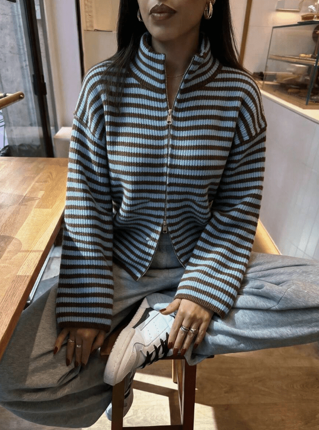 Gestreifte Strickjacke mit hohem Kragen und Reissverschluss
