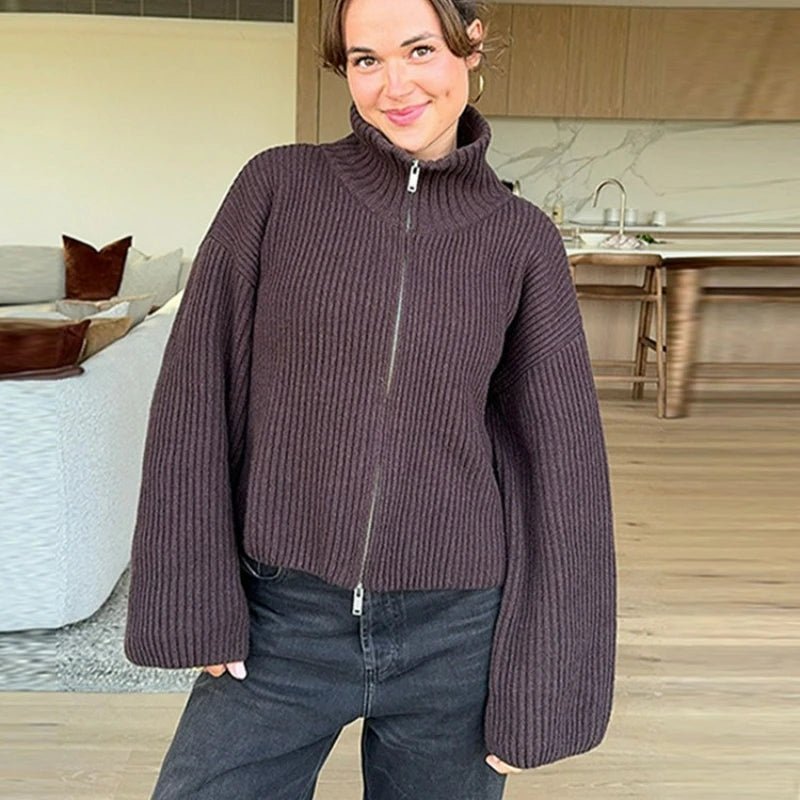 Gestreifte Strickjacke mit hohem Kragen und Reissverschluss