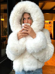 Stylische flauschige Kapuzenjacke aus Fake-Fur