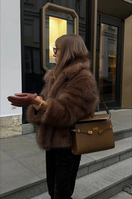 Cappotto corto in pelliccia sintetica elegante