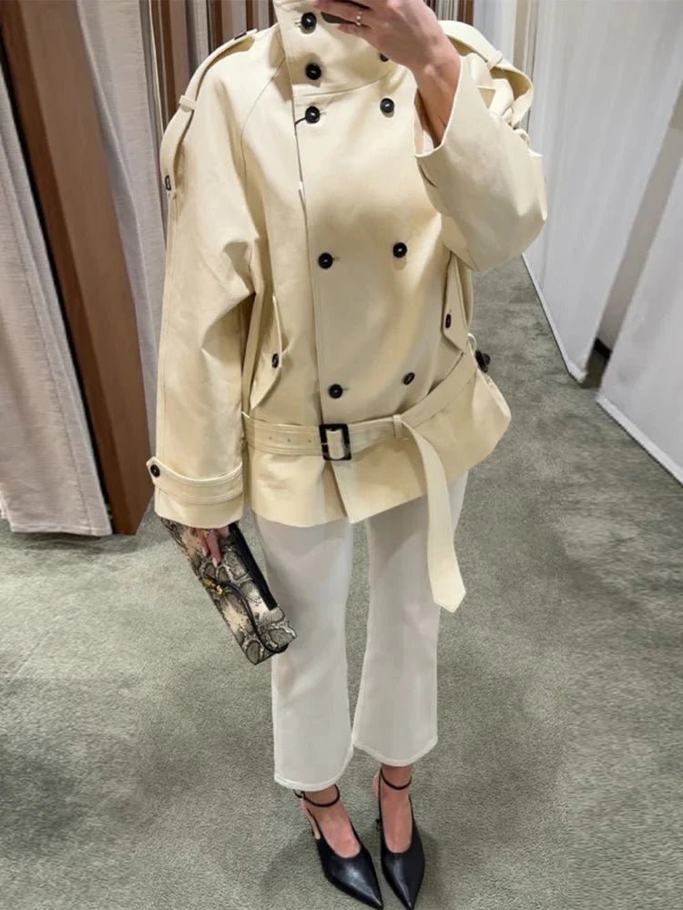 Taillierter Trenchcoat mit Stehkragen
