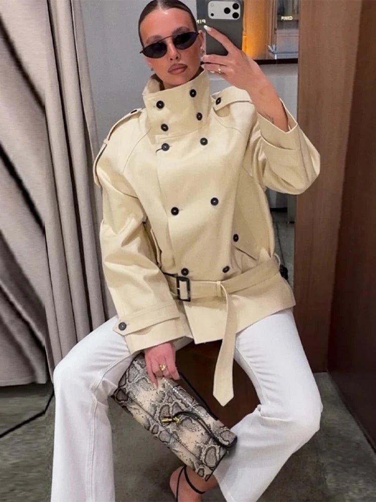 Taillierter Trenchcoat mit Stehkragen