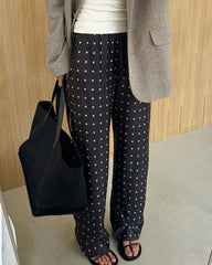 Mila – Satinhose mit weitem Bein und Polka-Dots