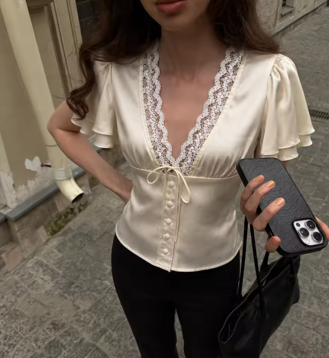 Blusa in raso con pizzo e bottoni a maniche corte