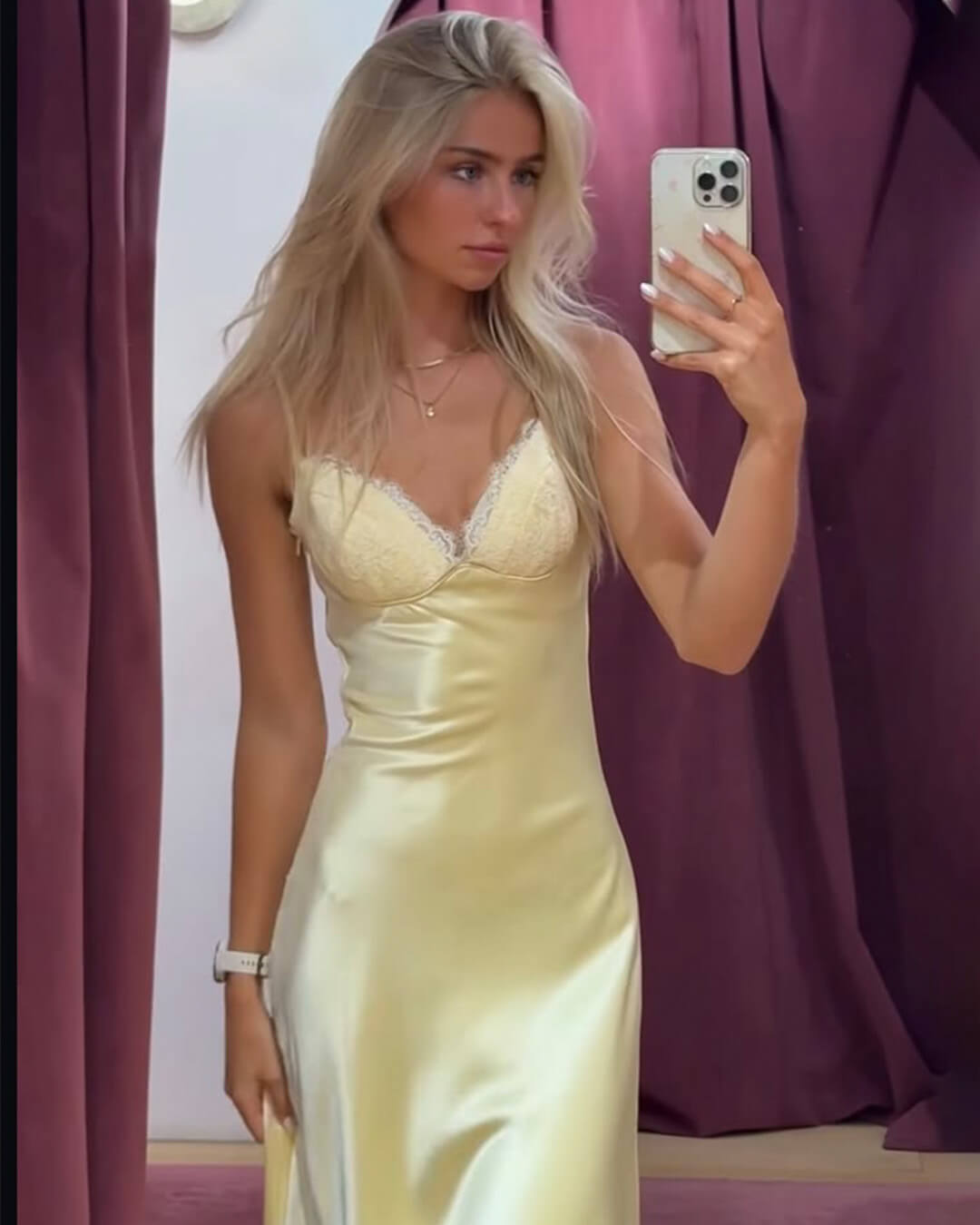 Abito midi in satin senza maniche e schiena scoperta