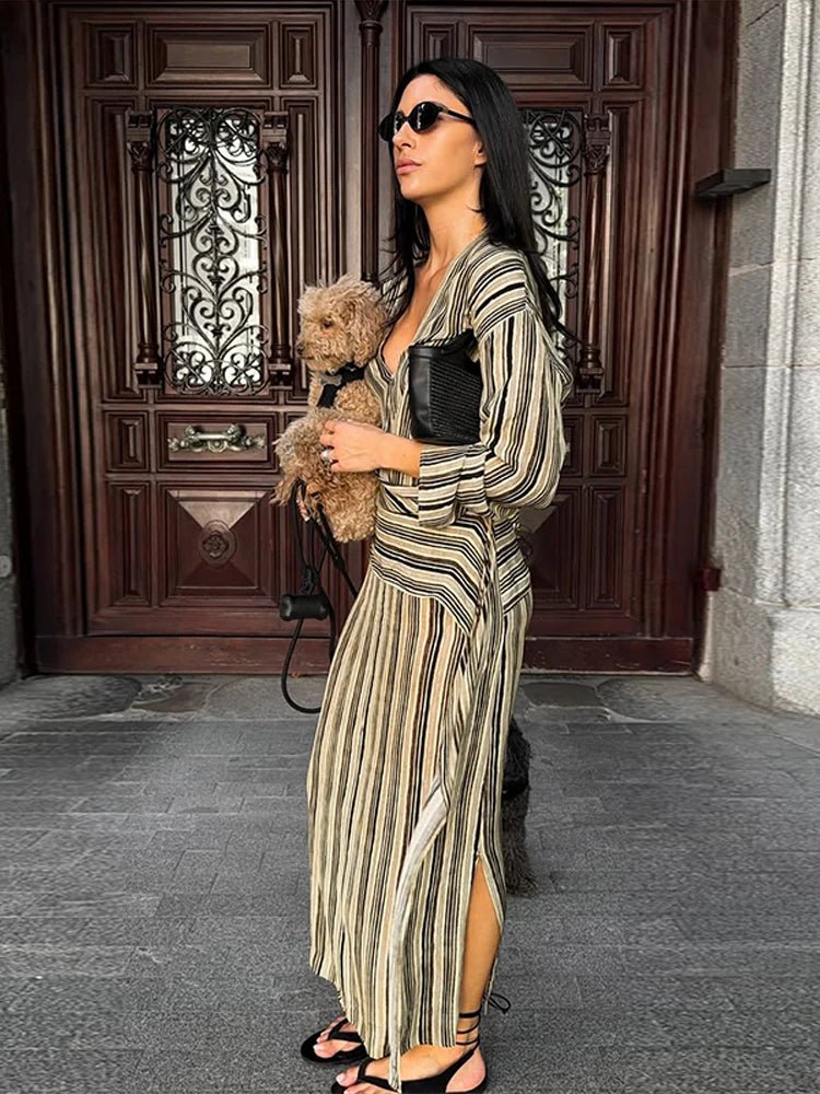 Elegantes Gestreiftes Maxi-V-Ausschnitt Kleid