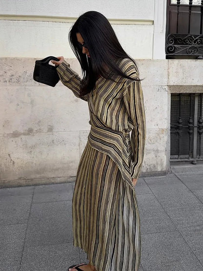 Elegantes Gestreiftes Maxi-V-Ausschnitt Kleid