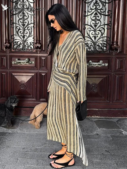 Elegantes Gestreiftes Maxi-V-Ausschnitt Kleid