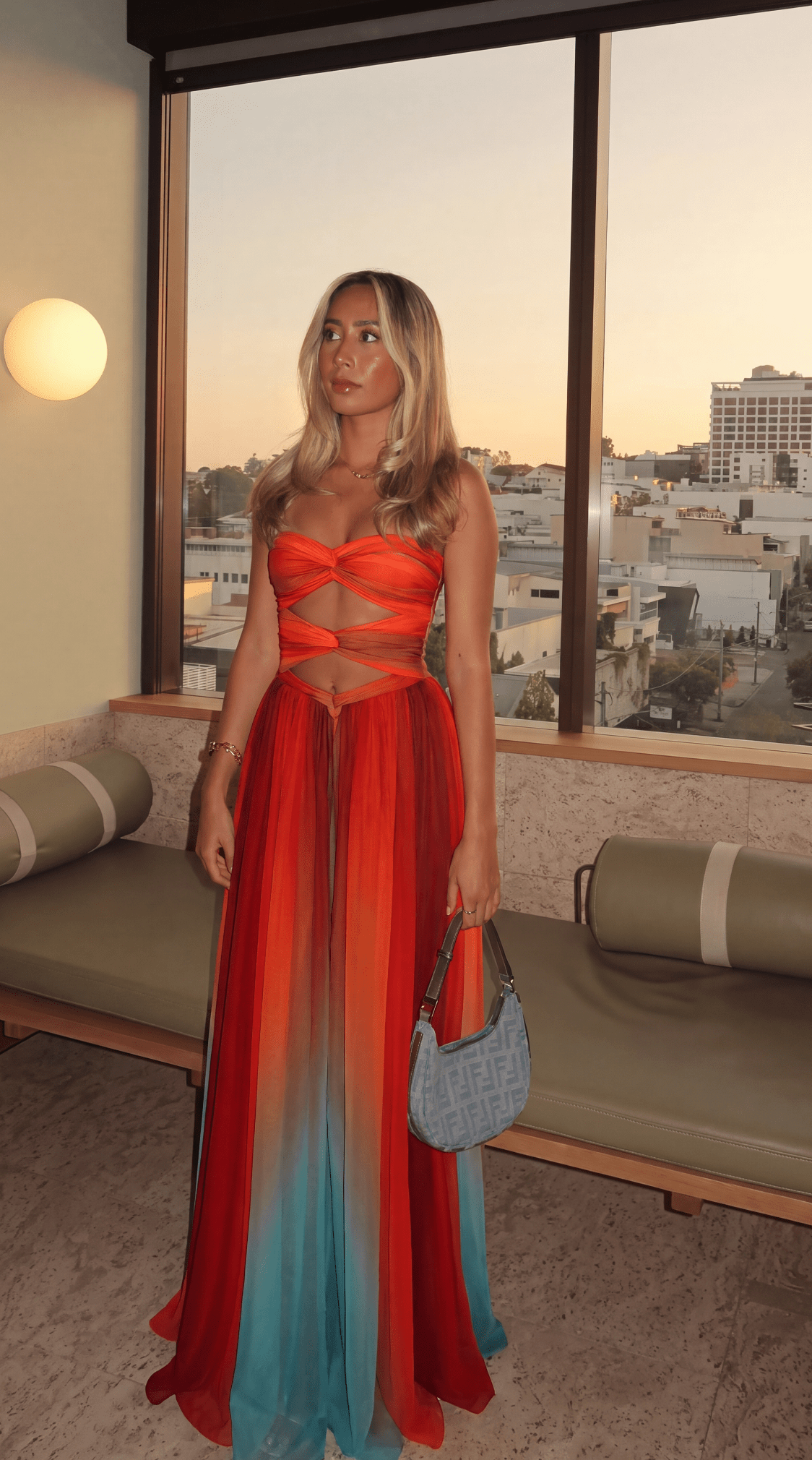 Trägerloses Maxi-Kleid mit vorderem Knoten
