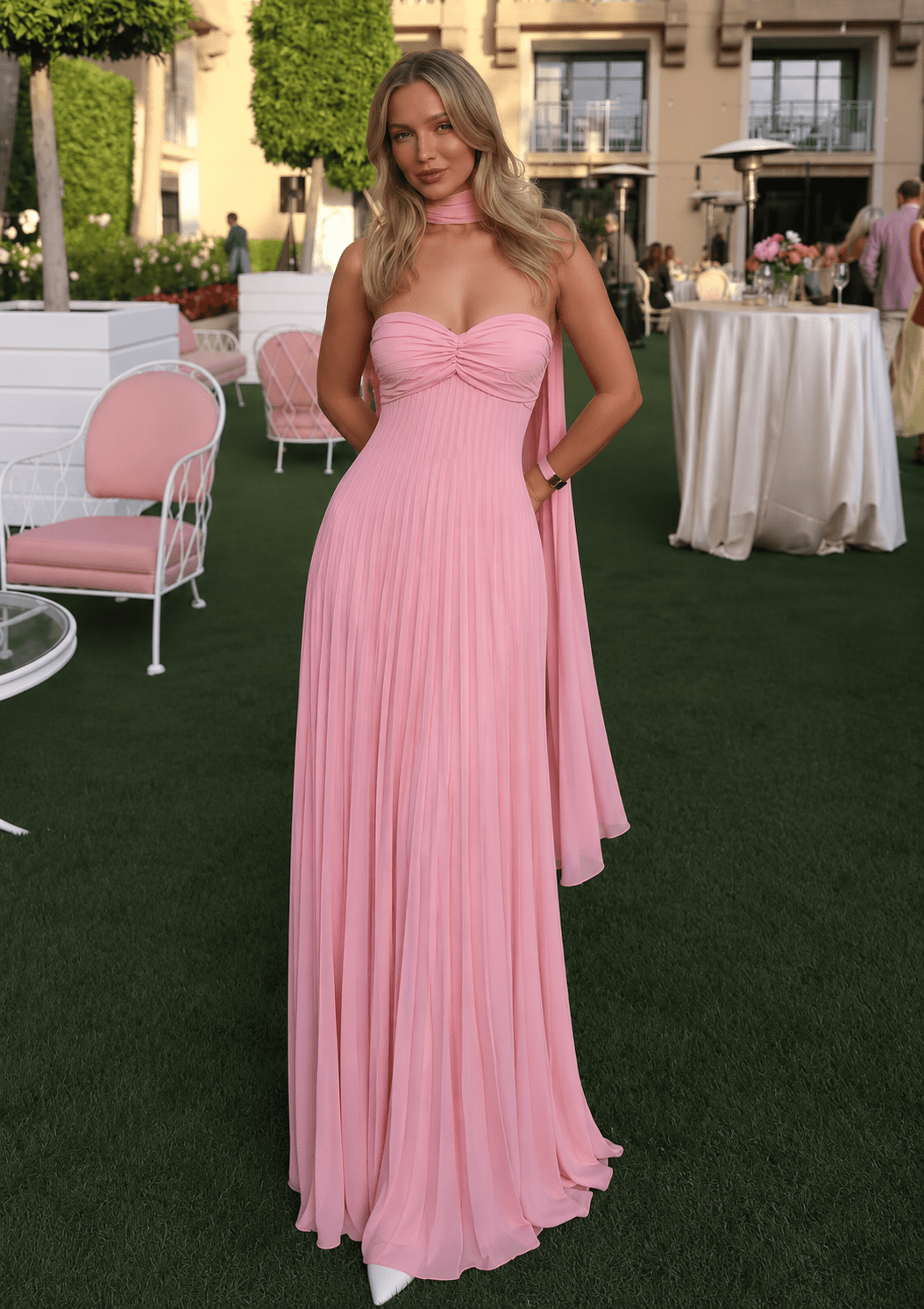 Elegantes trägerloses Maxikleid mit Schal