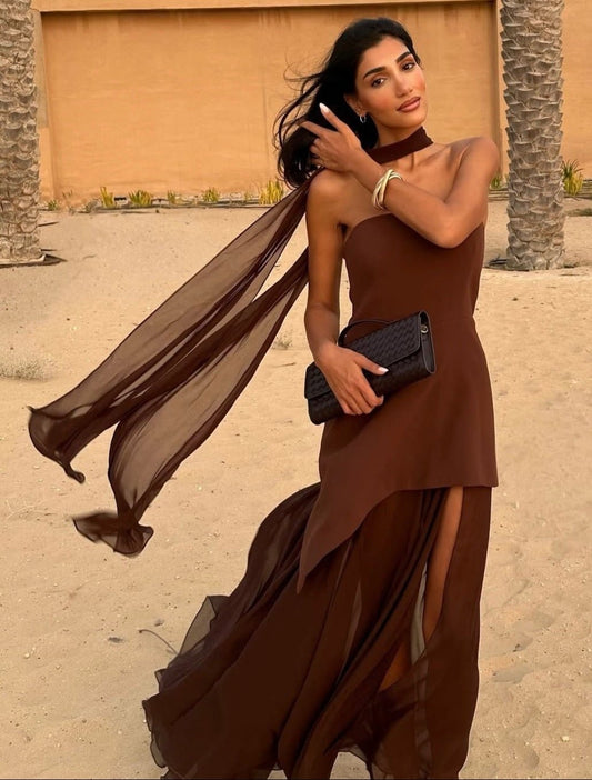 Trägerloses Maxikleid mit hohem Schlitz und Schal
