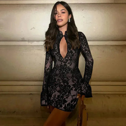 Spitzen-Minikleid mit Cut-out und langen Ärmeln