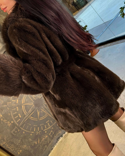 Manteau oversize ceinturé en fausse fourrure élégant